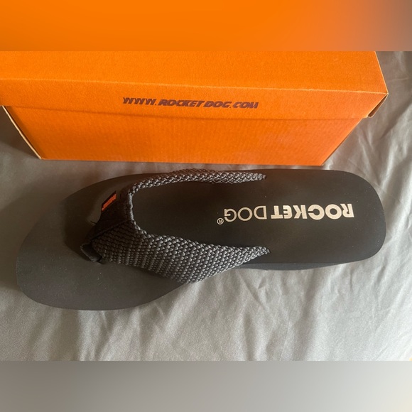 BRAND NEW. Never worn. Rocket Dog platform flip flops. Woman’s size 11. - Picture 2 of 4